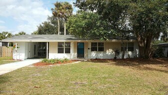 522 Pine St in Neptune Beach, FL - Building Photo