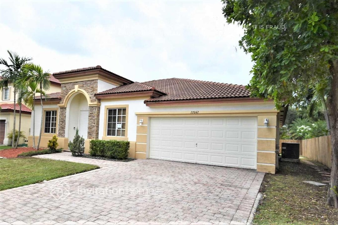 22042 SW 94th Ave in Cutler Bay, FL - Building Photo