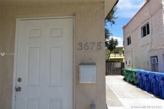 3675 SW 14th St-Unit -2 in Miami, FL - Foto de edificio - Building Photo