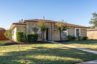 1734 Glencairn Ln in Lewisville, TX - Building Photo - Building Photo