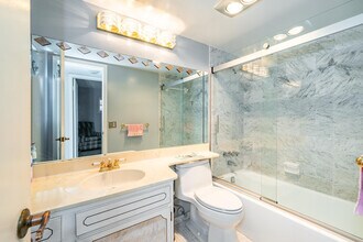 9500 N Hollybrook Lake Dr in Pembroke Pines, FL - Building Photo - Building Photo