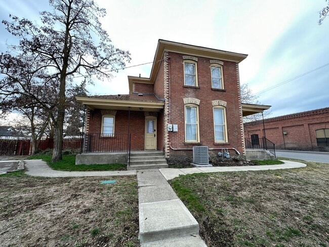 property at 1403 W Boone Ave