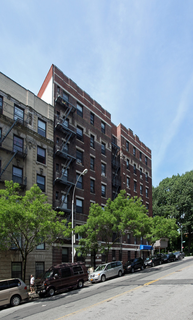 Crescent Court Apartments in New York, NY - Building Photo - Building Photo