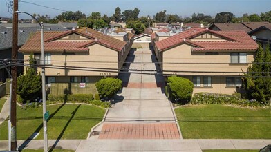 21511 Pioneer Blvd in Lakewood, CA - Building Photo - Building Photo