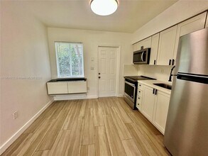 60 NW 42nd St in Miami, FL - Building Photo - Building Photo