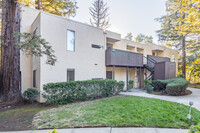 Linden Lane Apartments in Carmichael, CA - Foto de edificio - Building Photo