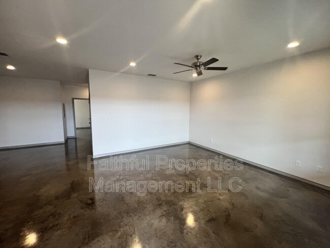 14215 County Rd 452 in Lindale, TX - Foto de edificio - Building Photo