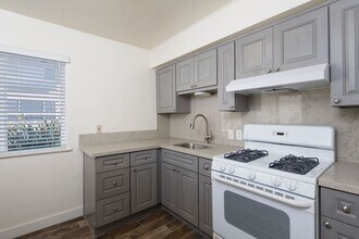 7555 Herschel Ave in San Diego, CA - Building Photo - Building Photo