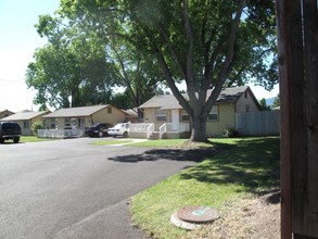 1319 W Stewart Ave in Medford, OR - Building Photo - Building Photo