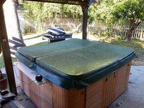 8831 Debra Ave in Los Angeles, CA - Foto de edificio - Building Photo