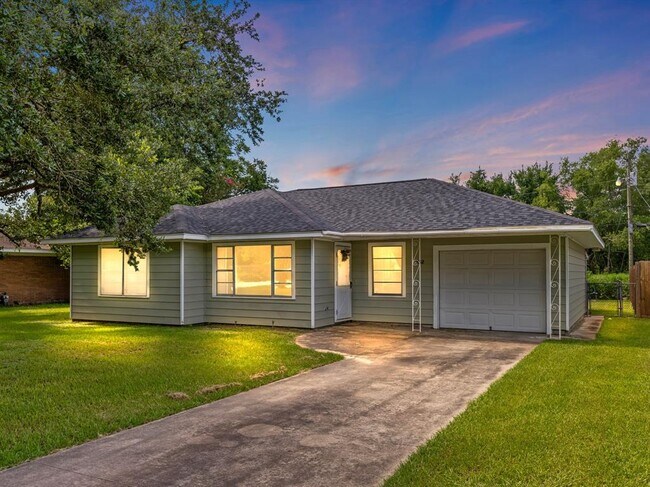 2112 Hillcrest Dr in Bay City, TX - Building Photo - Building Photo