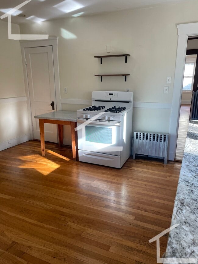 50 Larch St, Unit 2 in Boston, MA - Building Photo - Building Photo