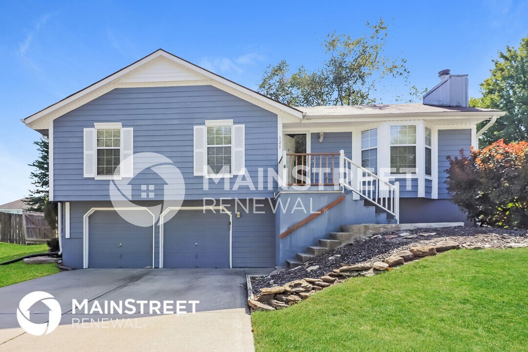 121 E Remington Terrace in Raymore, MO - Building Photo