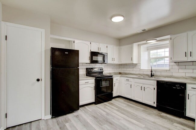 The Lenox Apartment Homes in Indianapolis, IN - Building Photo - Building Photo
