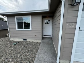 240 Crystal Springs Ln in Roseburg, OR - Building Photo - Building Photo