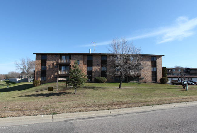 Benton Place in St. Cloud, MN - Building Photo - Building Photo