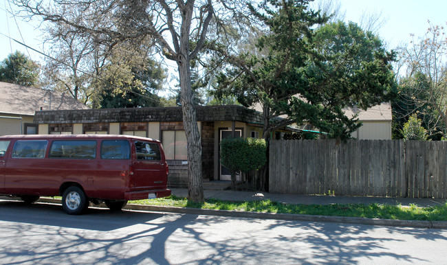 108-112 Hazel St in Santa Rosa, CA - Foto de edificio - Building Photo