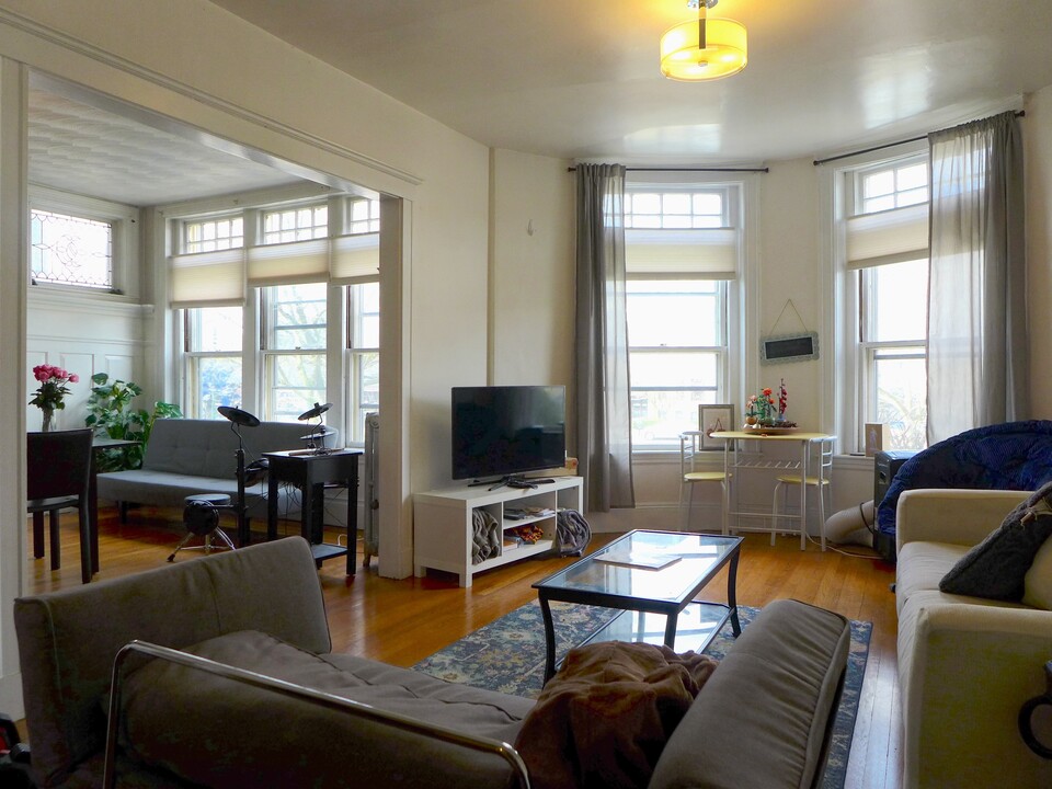 195 Winthrop Rd, Unit 1 in Brookline, MA - Building Photo
