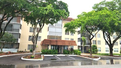 4156 Inverrary Dr in Lauderhill, FL - Building Photo - Building Photo