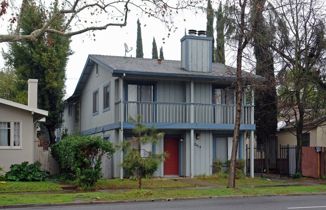 2415 W St in Sacramento, CA - Building Photo - Building Photo