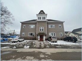 437 W Mill St in Columbus, WI - Building Photo