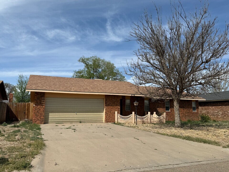 2112 Jonquil Park Dr in Clovis, NM - Building Photo