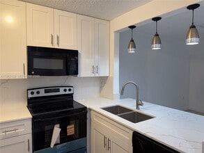 15610 SW 80th St in Miami, FL - Building Photo - Building Photo