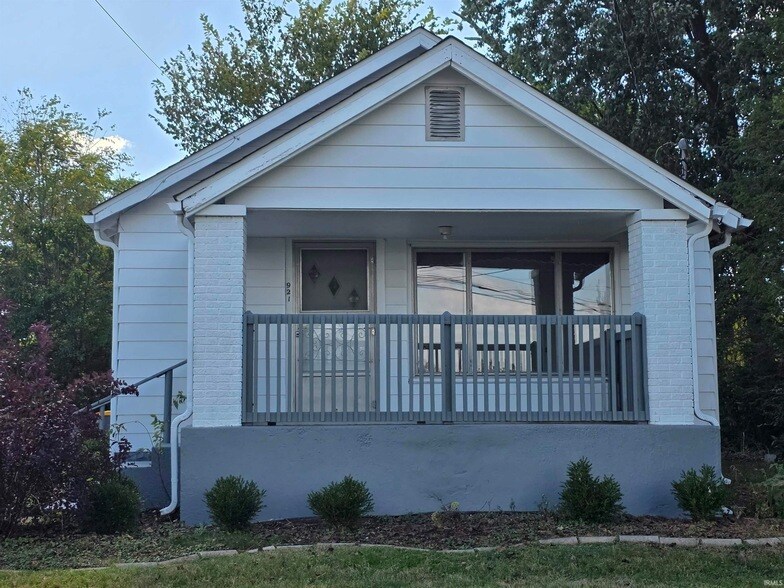 921 W Gourley Pike in Bloomington, IN - Building Photo