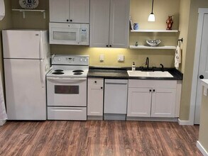 9235 SW 7th Ave, Unit B in Portland, OR - Building Photo - Building Photo