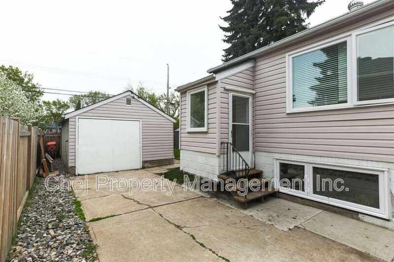 9811-9869 69 Ave NW in Edmonton, AB - Building Photo