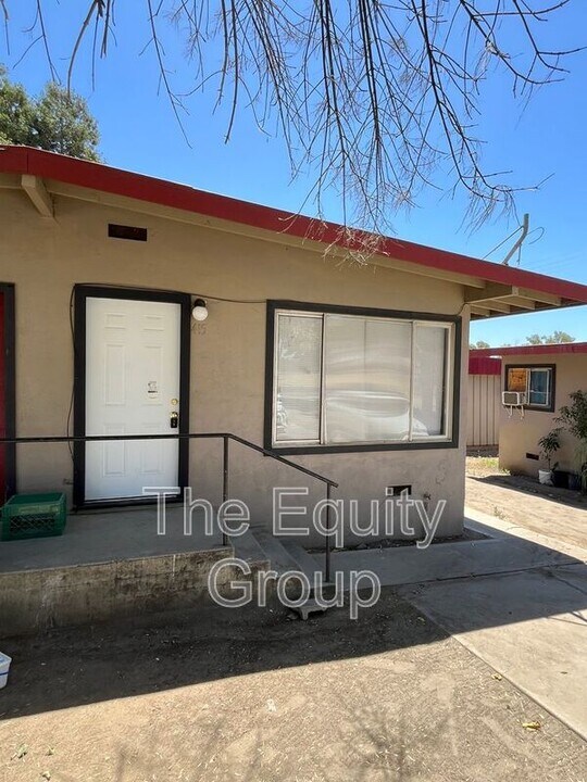 415 W Westfield Ave in Porterville, CA - Building Photo