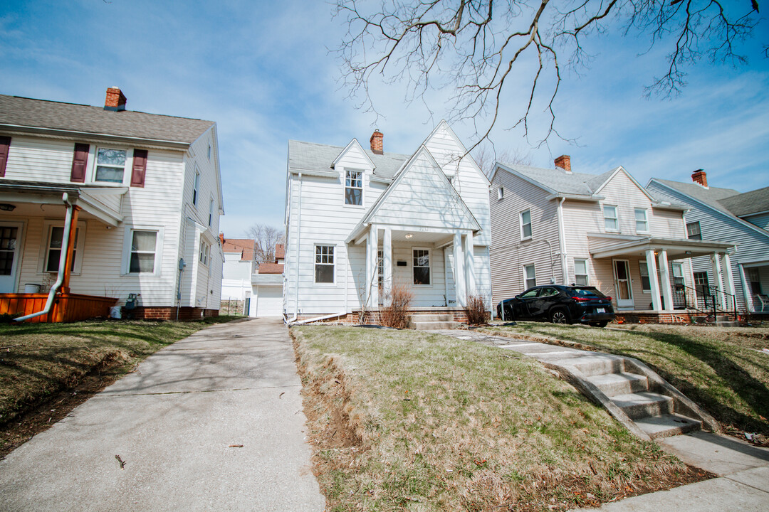 2032 Glencove Dr in Toledo, OH - Building Photo