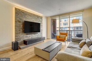 1020 N Highland St in Arlington, VA - Building Photo