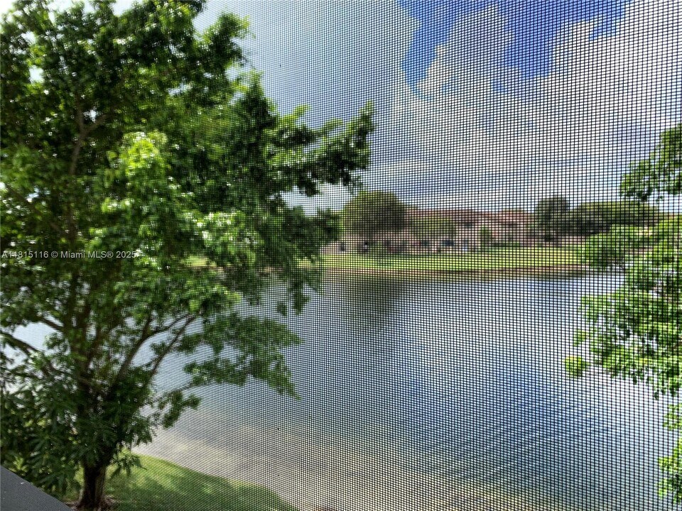 3711 NW 95th Terrace in Sunrise, FL - Building Photo