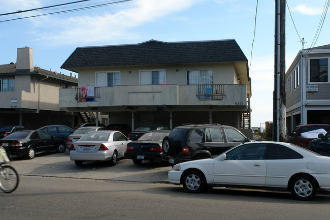 6531 Del Playa Dr in Goleta, CA - Foto de edificio - Building Photo