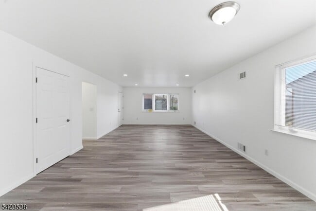 23 Renaissance Dr, Unit 2 in Clifton, NJ - Building Photo - Building Photo