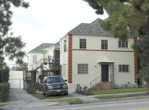 2033 N Vermont Ave in Los Angeles, CA - Foto de edificio - Building Photo