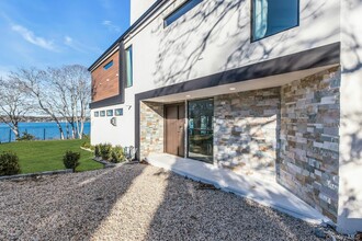 10 Bay View Dr in Hampton Bays, NY - Building Photo - Building Photo