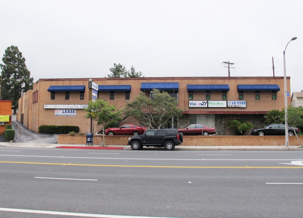 3037 Foothill Blvd in La Crescenta, CA - Building Photo