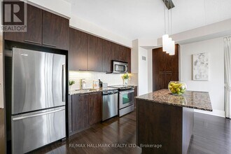 70 Roehampton Ave in Toronto, ON - Building Photo - Building Photo