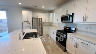 124 Citron Ct in Perris, CA - Building Photo