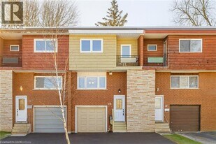 15 Greenbrook Dr in Kitchener, ON - Building Photo