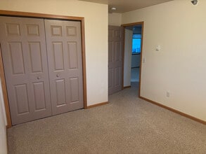 727 Mustang Dr in Belle Fourche, SD - Foto de edificio - Building Photo