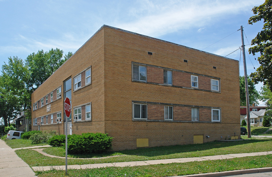 4475 N Hopkins St in Milwaukee, WI - Foto de edificio