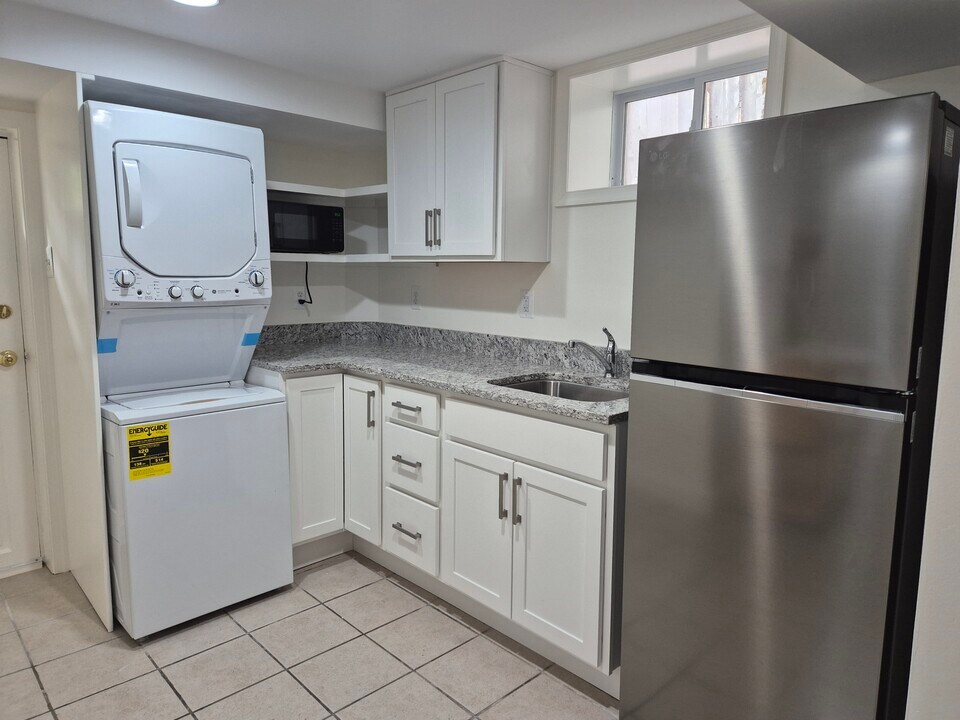 305 Adams Ave, Unit Basement Studio in Alexandria, VA - Building Photo