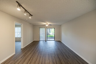 Oasis Naples Apartments in Naples, FL - Building Photo - Interior Photo