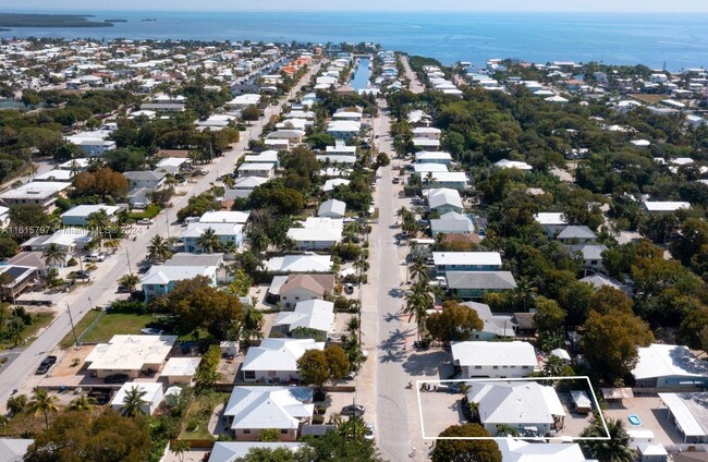 102 Marina Ave in Key Largo, FL - Foto de edificio - Building Photo