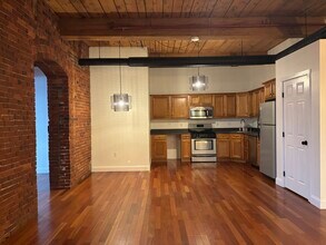 471 Silver St, Unit 205 in Manchester, NH - Building Photo - Building Photo