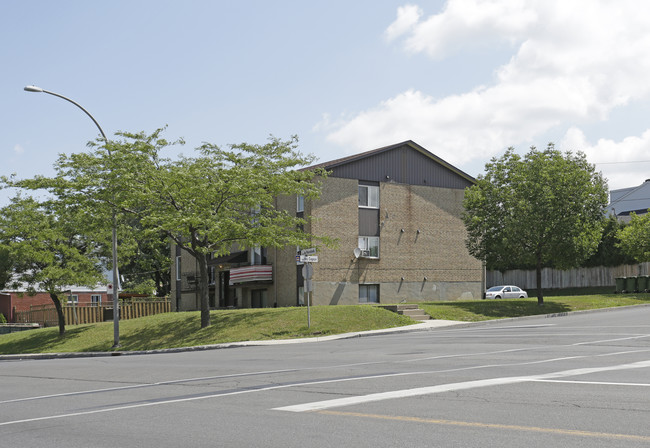 17695 de Pierrefonds in Montréal, QC - Building Photo - Building Photo