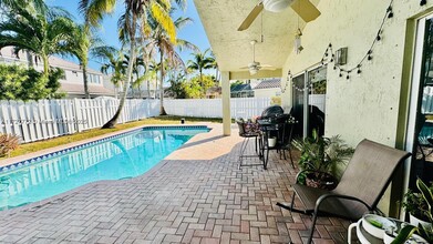 1064 Cedar Falls Dr in Weston, FL - Building Photo - Building Photo